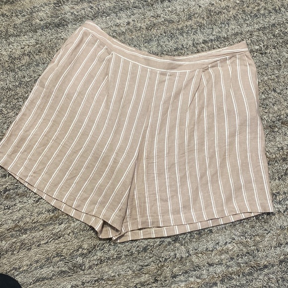 Eloquii Pants - Eloquii pull on striped linen and viscose blend shorts size 26